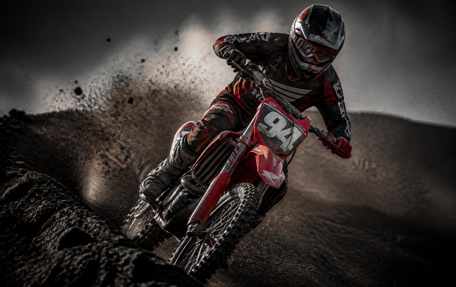 Motocykl MX podczas jazdy w wymagających warunkach